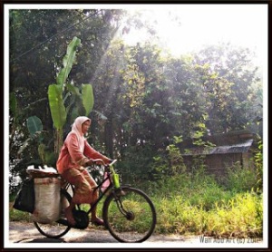 Seperti ibu ini, dulu Emak juga mengayuh sepeda untuk menjajakan dagangannya kepada para pembeli. (Sumber gambar: 